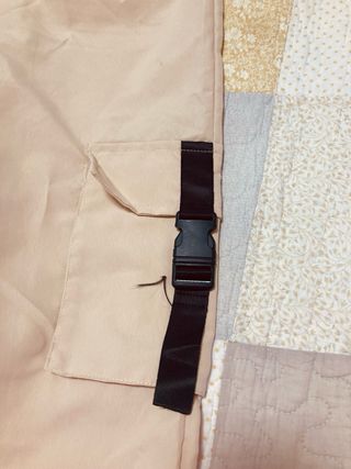 Pantalones cargo beige con cadena