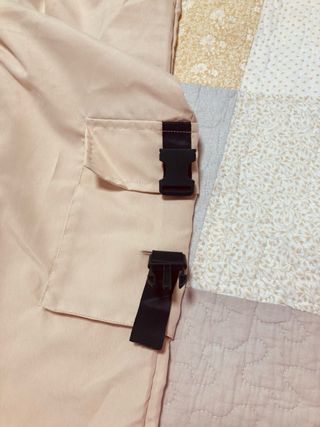 Pantalones cargo beige con cadena