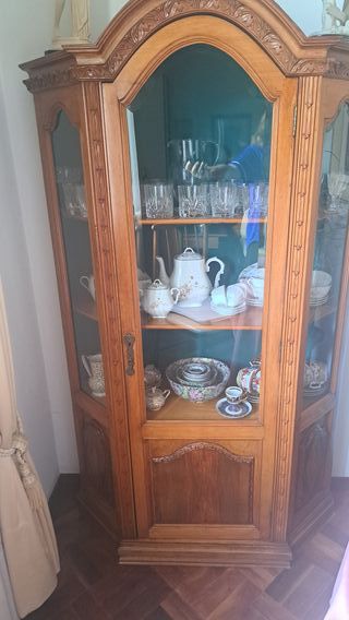 Vitrina de madeira com vidro