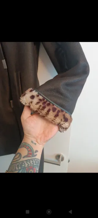 Abrigo tipo pelliza marrón con forro leopardo