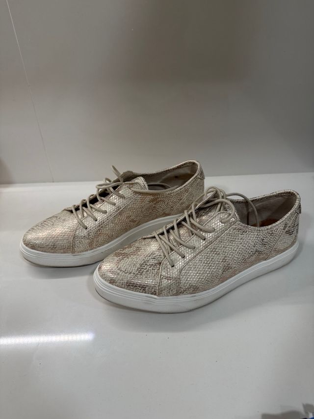Zapatillas doradas y plateadas con cordones