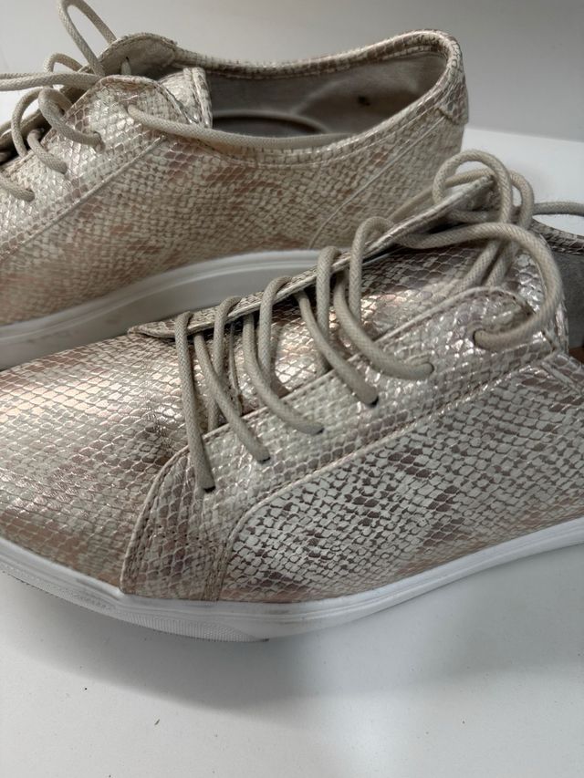 Zapatillas doradas y plateadas con cordones