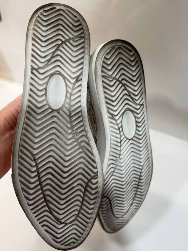 Zapatillas doradas y plateadas con cordones