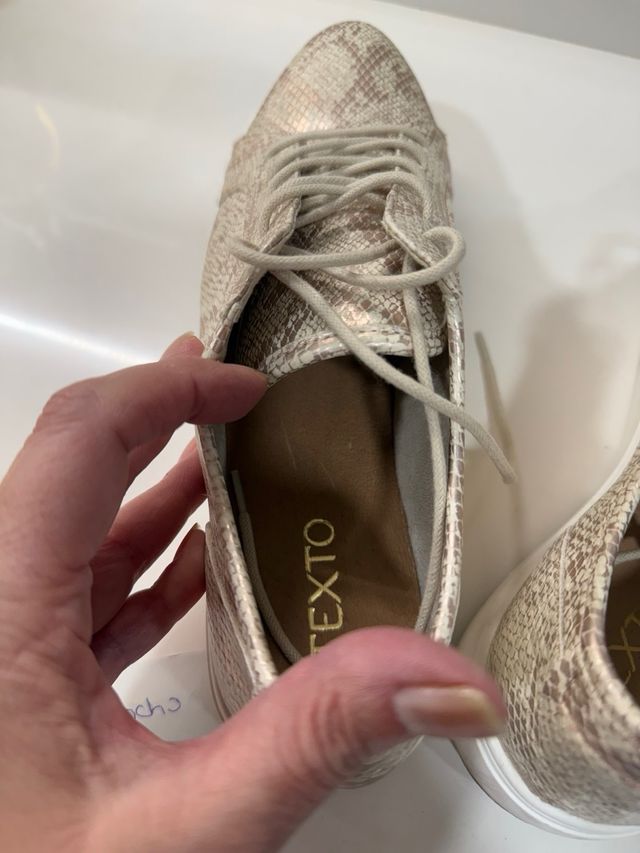 Zapatillas doradas y plateadas con cordones