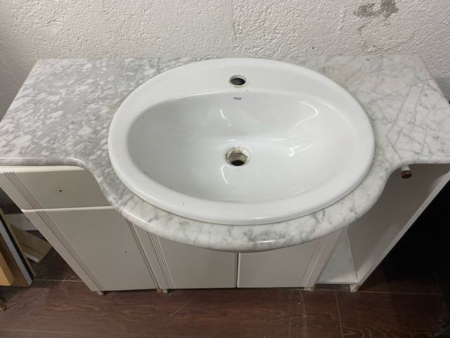 Lavabo Roca con mueble blanco y encimera mármol
