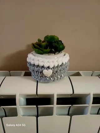 Porta piantina uncinetto grigio e bianco