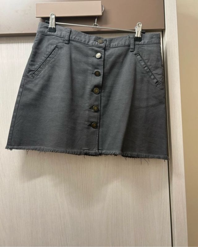 Falda gris botones marca Noon