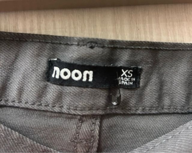 Falda gris botones marca Noon