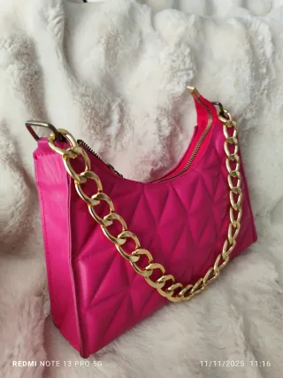 Bolso guateado fucsia con cadena dorada