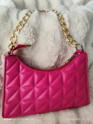 Bolso guateado fucsia con cadena dorada