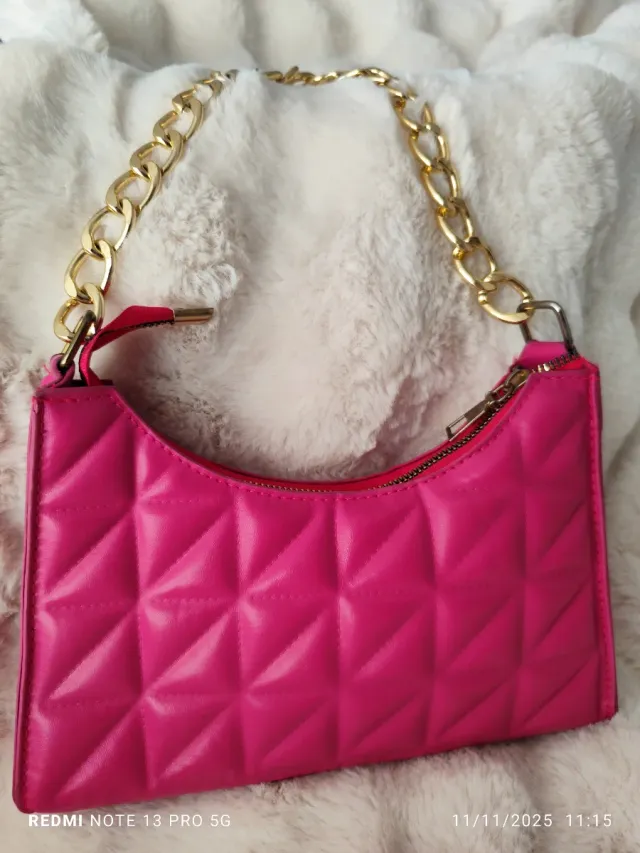 Bolso guateado fucsia con cadena dorada