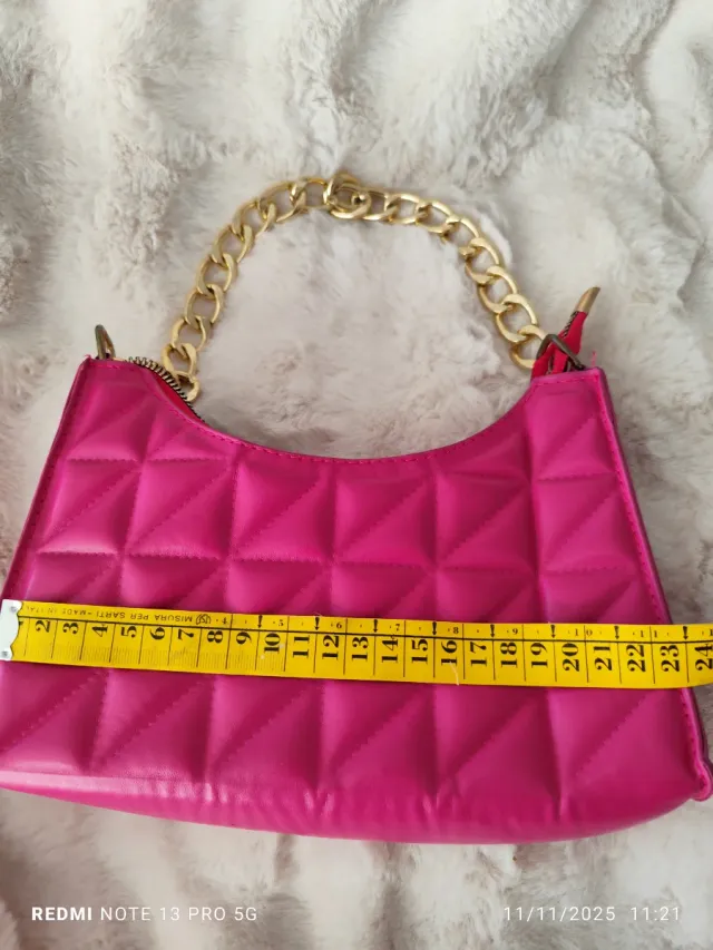 Bolso guateado fucsia con cadena dorada