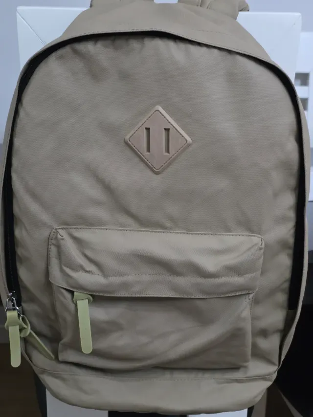 Mochila beige con bolsillo frontal trasero