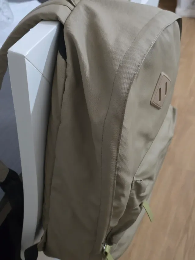 Mochila beige con bolsillo frontal trasero