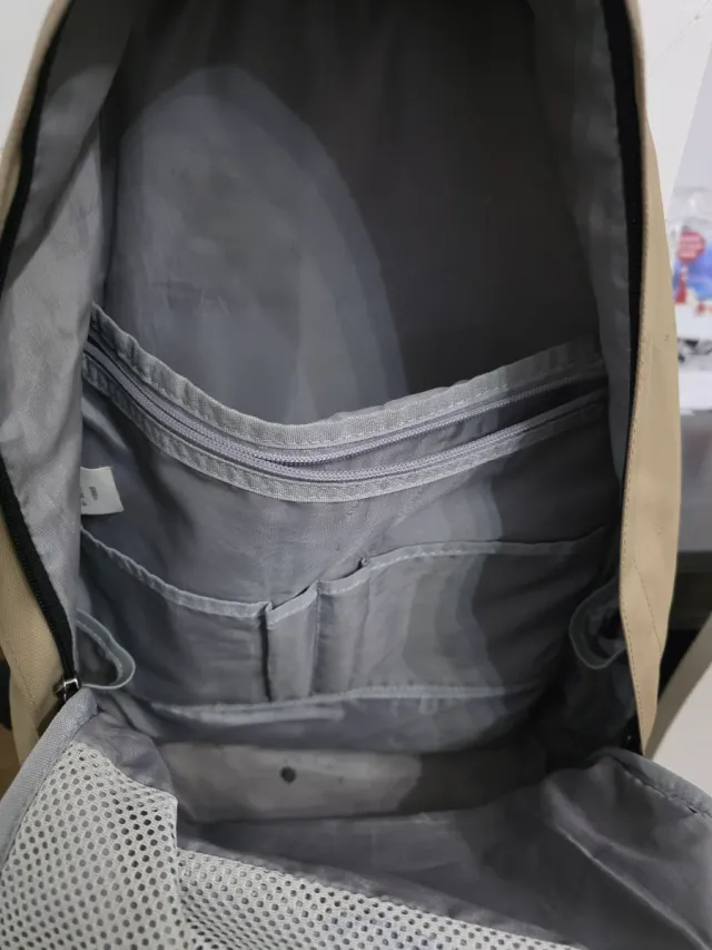 Mochila beige con bolsillo frontal trasero