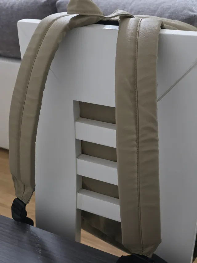 Mochila beige con bolsillo frontal trasero