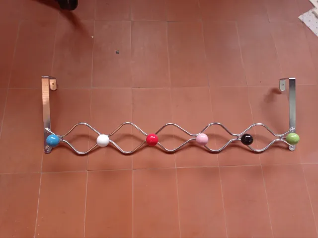 Perchero de puerta con 6 bolas de colores