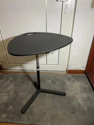 Mesa auxiliar ajustável