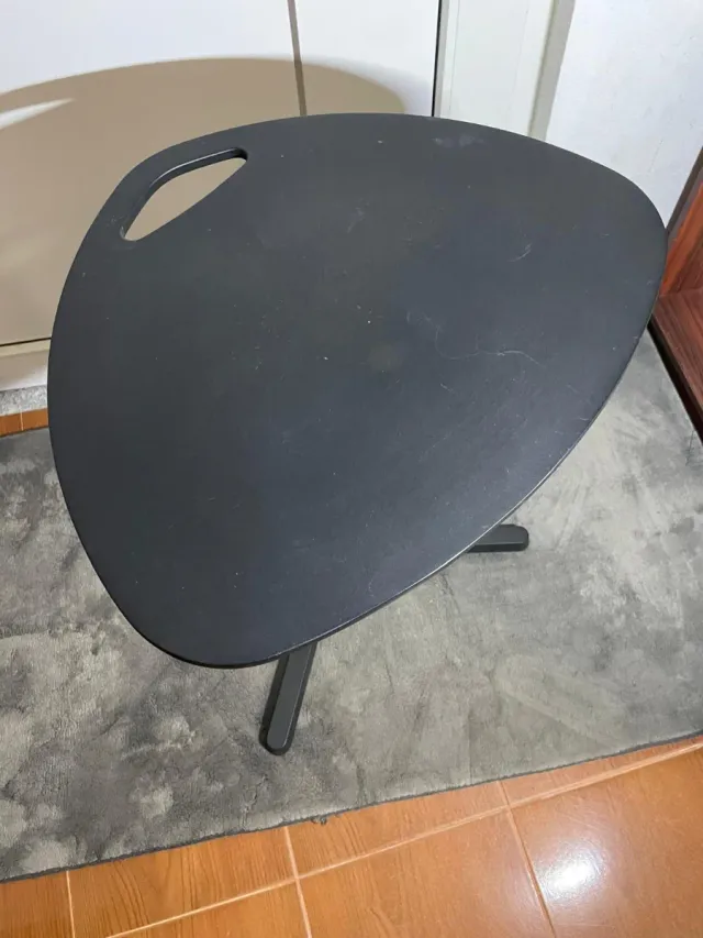 Mesa auxiliar ajustável