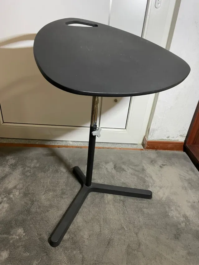 Mesa auxiliar ajustável