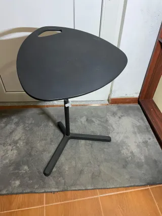 Mesa auxiliar ajustável