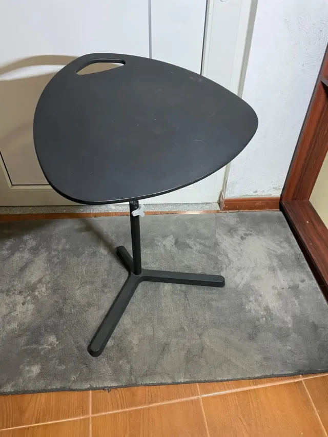 Mesa auxiliar ajustável