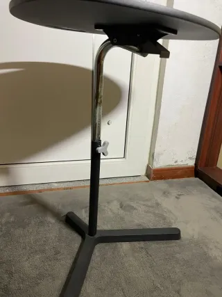 Mesa auxiliar ajustável