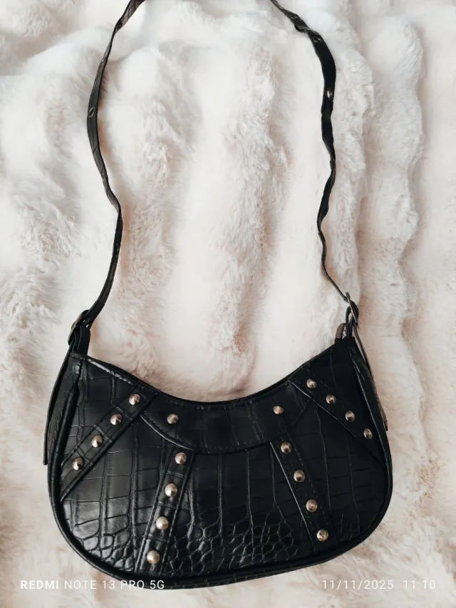 Bolso negro con tachuelas