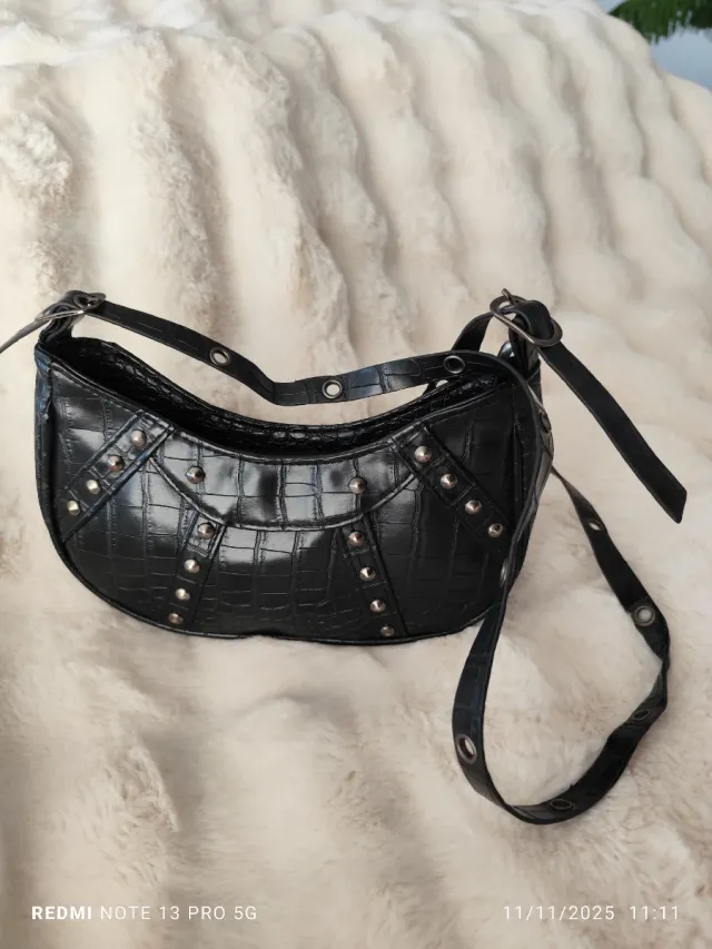 Bolso negro con tachuelas