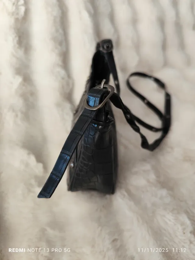 Bolso negro con tachuelas