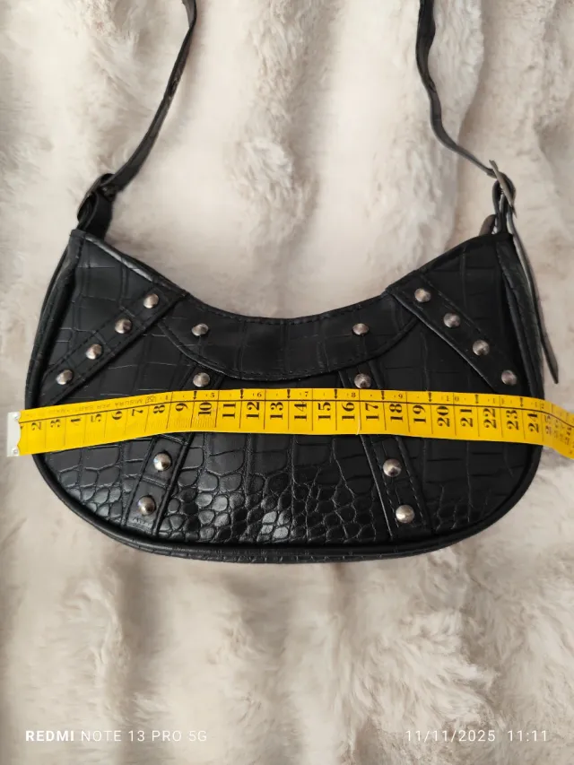 Bolso negro con tachuelas
