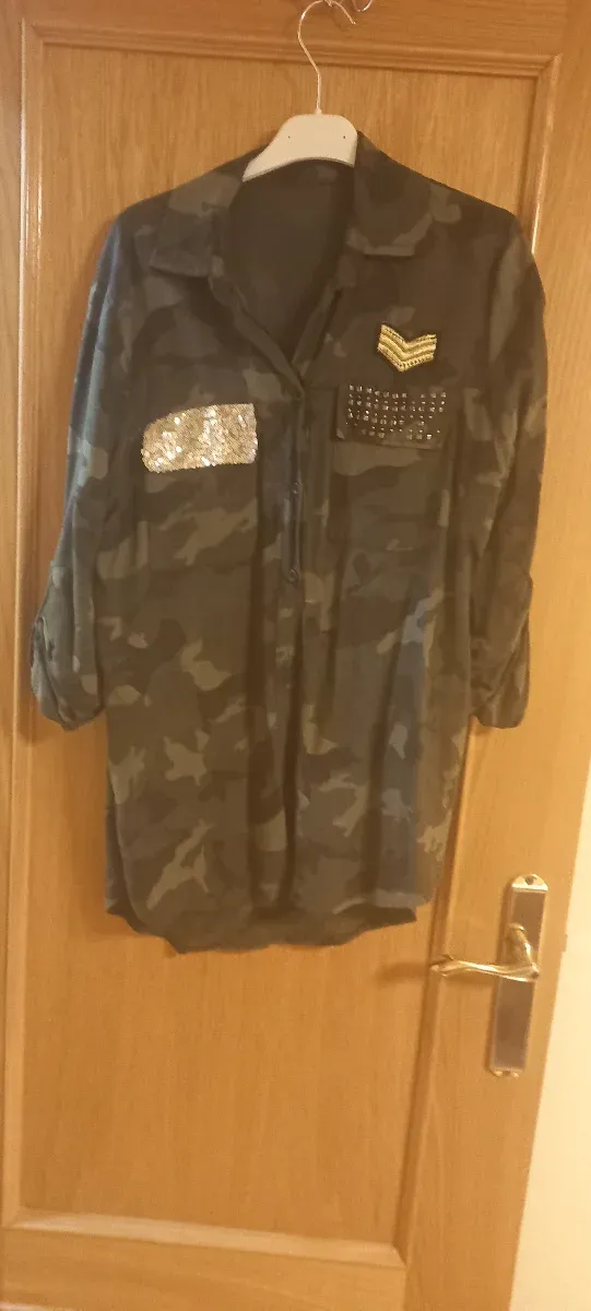 Camisa militar con lentejuelas y tachuelas