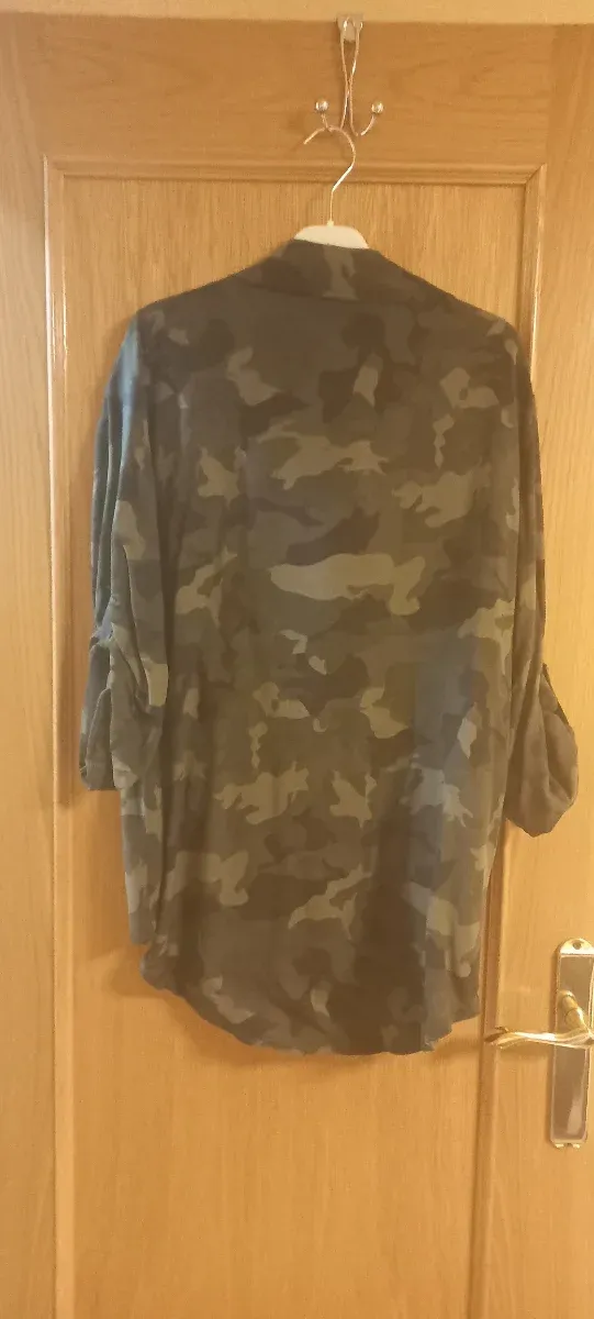 Camisa militar con lentejuelas y tachuelas