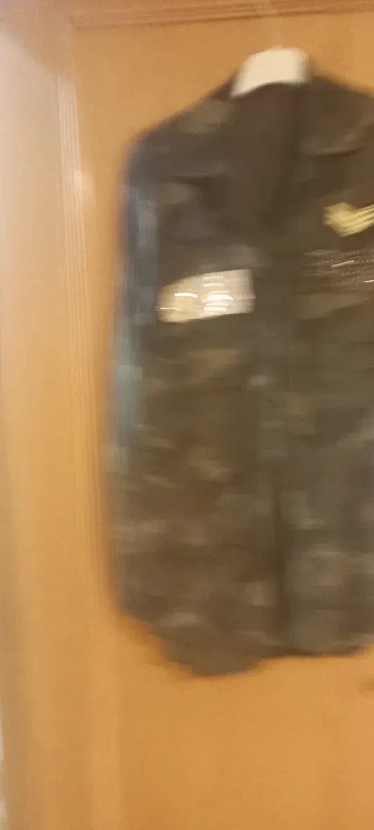 Camisa militar con lentejuelas y tachuelas