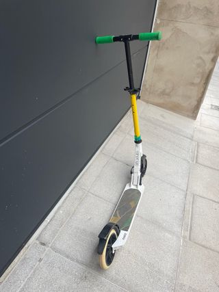 Patinete blanco y amarillo.