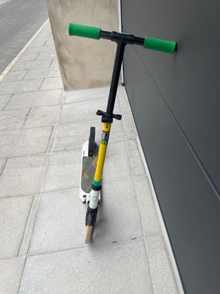 Patinete blanco y amarillo.