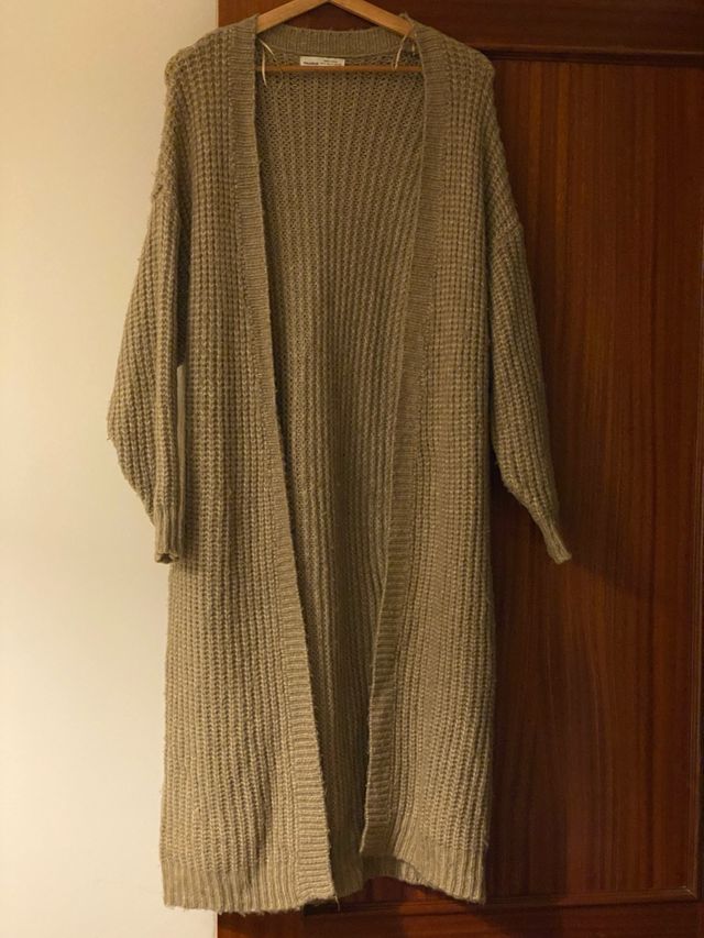 Chaqueta larga de punto beige