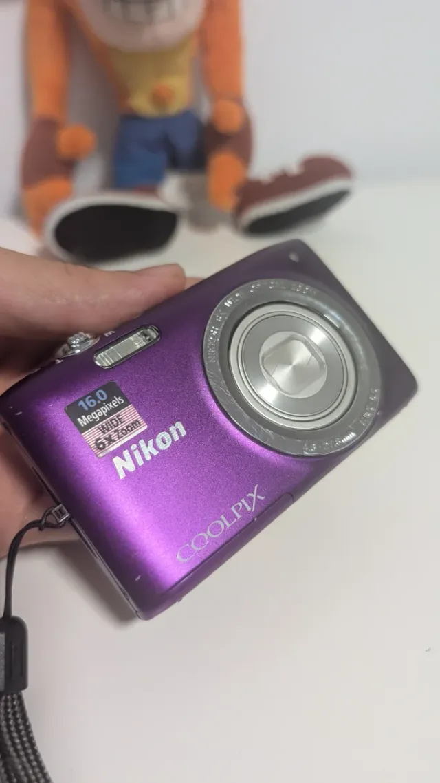 Cámara Nikon Coolpix S2700 Morada