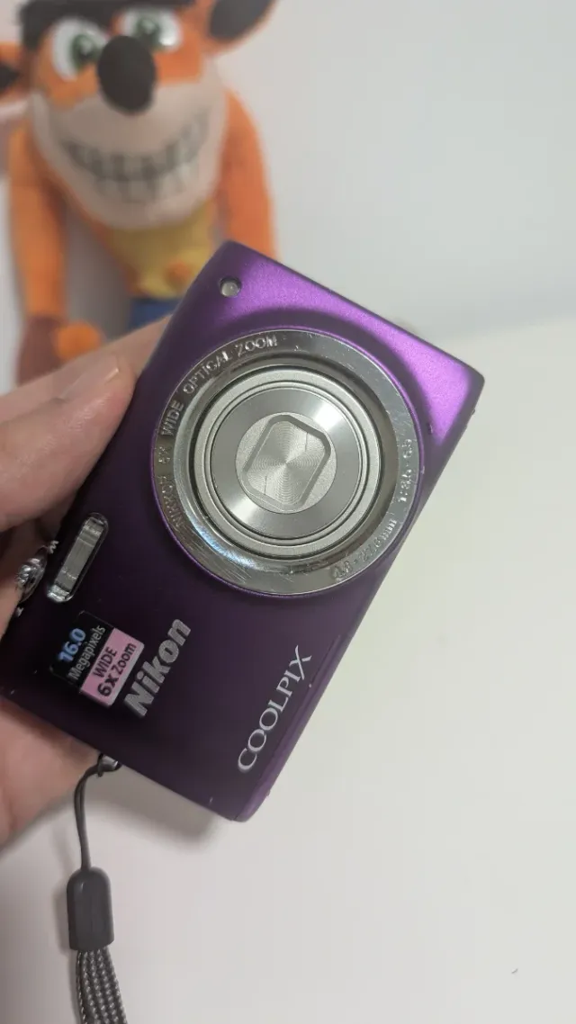 Cámara Nikon Coolpix S2700 Morada