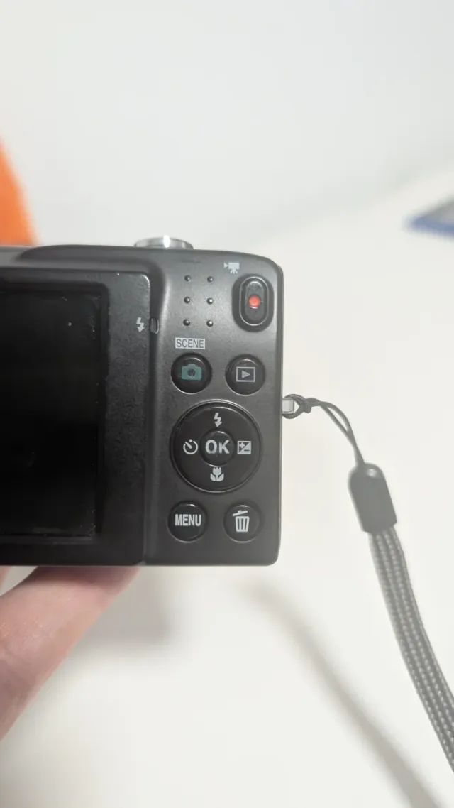 Cámara Nikon Coolpix S2700 Morada