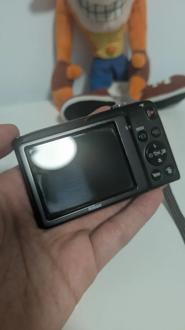 Cámara Nikon Coolpix S2700 Morada