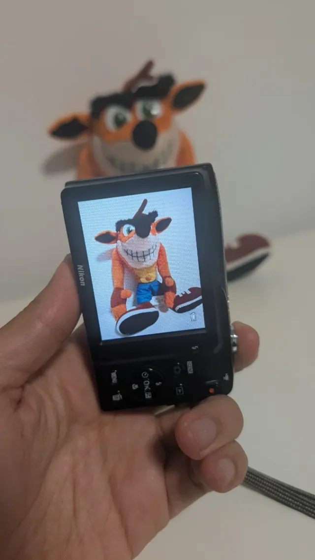 Cámara Nikon Coolpix S2700 Morada