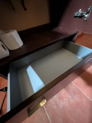 Mueble de baño madera oscuro y metal. Precio negoc