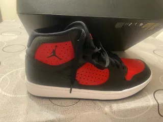 Zapatillas Jordan Negras y Rojas