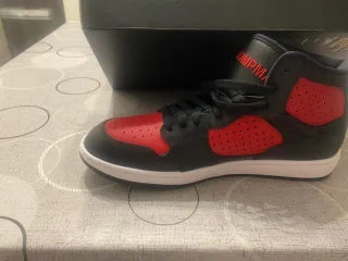 Zapatillas Jordan Negras y Rojas