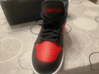 Zapatillas Jordan Negras y Rojas