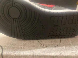 Zapatillas Jordan Negras y Rojas