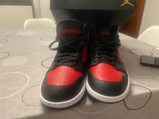 Zapatillas Jordan Negras y Rojas