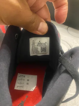 Zapatillas Jordan Negras y Rojas