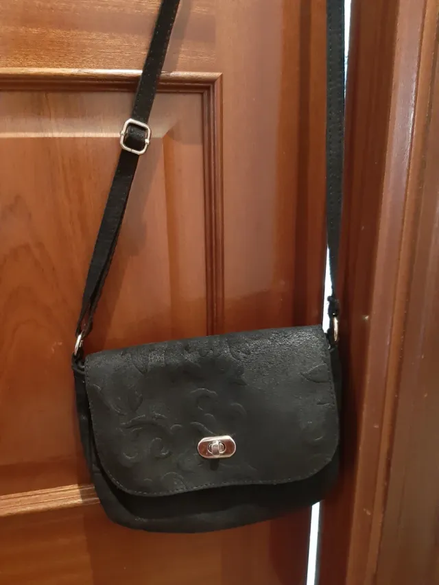Bolso negro con relieve